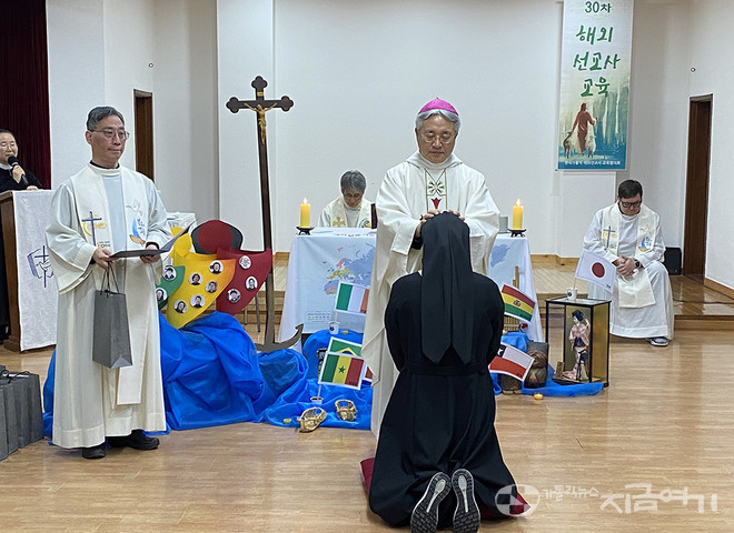 파견 미사 중 박현동 아빠스는 선교지로 떠날 이들을 축복했다. ⓒ정현진 기자<br>