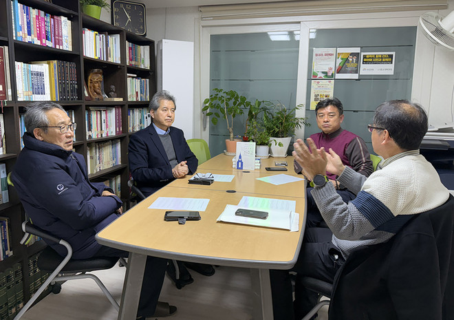 출간 기념 인터뷰에서 이야기 나누고 있는 필진들. (사진 제공 = 한승범)<br>