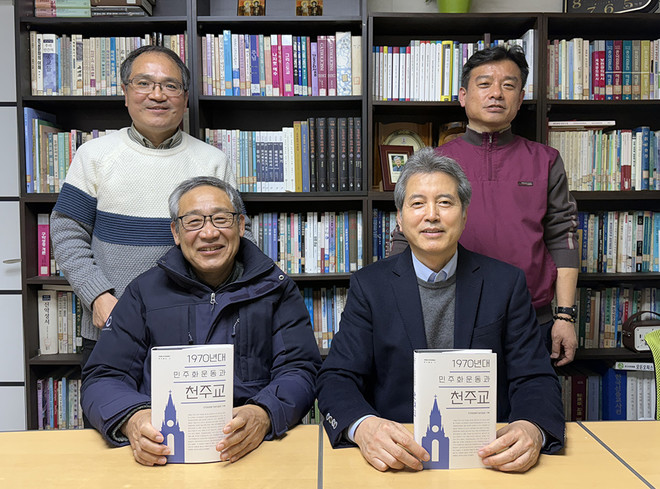 (왼쪽부터) 필진 김소남 씨, 한상욱 씨, 박문수 씨, 경동현 씨. (사진 제공 = 한승범)&nbsp;<br>