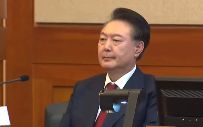 지난 2월 20일 자신의 탄핵 심판 10차 변론일에 출석한 윤석열 대통령. (사진 출처 = JTBC NEWS가 유튜브에 올린 동영상 갈무리)