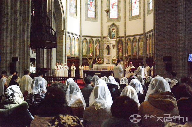 이날 미사는 한국외방선교회 총재 정순택 대주교를 비롯한 각 교구 주교단과 주한 교황대사, 선교회 사제단과 각 교구, 수도회와 선교회 사제들이 함께 집전했다. ⓒ정현진 기자<br>