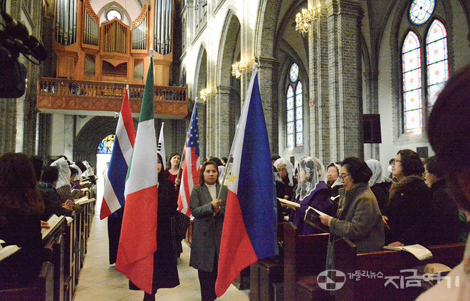 26일 한국외방선교회 50주년 기념 미사가 서울 명동대성당에서 봉헌됐다. 선교사가 활동하고 있는 9개국 국기를 든 회원들이 함께 입당하고 있는 모습. ⓒ정현진 기자<br>