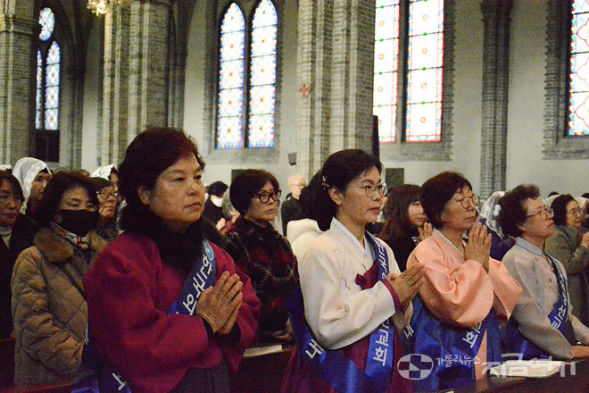 50주년 기념 미사에 참석한 후원 회원들. ⓒ정현진 기자<br>