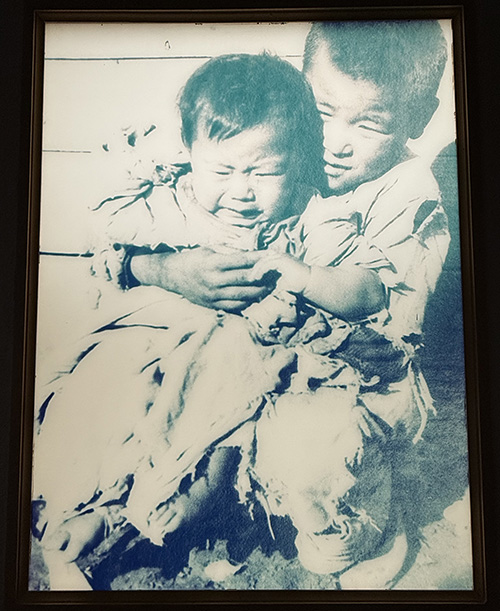 메리놀 수녀원 캠퍼스에서 만난 사진. 전쟁 직후 참 어렵던 시절의 한국에 와 주었던 선교사들의 시선에 잡힌 우리들의 얼굴들. 기억은 우리가 누구이며, 또 하느님 안에서 어떻게 살아왔는지를 너무 정직하게 보여 주네. 어둠과 아픔을 걸어온 우리 민족과 한국 교회의 정의를 향한 목소리를 기억한다. 이국의 한 수녀원에서. ⓒ박정은