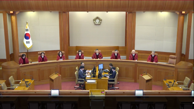 지난 24일 한덕수 국무총리 탄핵 선고를 시작하고 있는 헌법재판관들. (사진 출처 = 헌법재판소 누리집 동영상 갈무리)