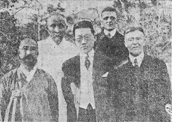 (왼쪽) 기독교인 윤치호와 함께 선 외국인들. (사진 출처 =&nbsp;renopenrose.getarchive.net)