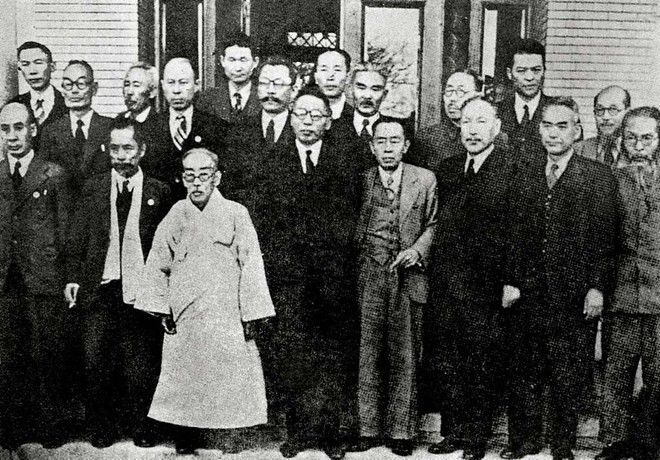 1945년 12월 3일 임시정부요인 귀국 기념 사진. 우파 민족주의자 김구(앞 줄 네 번째)는 좌파 민족주의자이자 공산주의자 김원봉(뒷줄 오른쪽에서 두 번째)과 민족의 이름으로 독립 운동을 함께 했다. (사진 출처 =&nbsp;commons.wikimedia.org)<br>