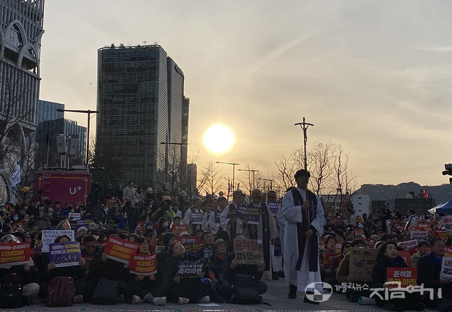 3월 31일 헌법재판소 인근 공원에서 헌법재판소의 윤석열 파면 선고를 촉구하는 시국 미사가 봉헌됐다. ⓒ정현진 기자<br>
