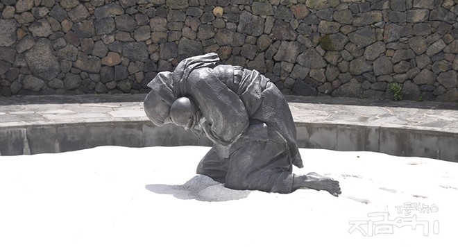 제주4.3평화공원&nbsp;모녀상&nbsp;'비설'.&nbsp;제주4.3&nbsp;'초토화작전'&nbsp;당시,&nbsp;25살이던&nbsp;'변병생'과&nbsp;그의&nbsp;2살짜리&nbsp;딸이&nbsp;피신&nbsp;중&nbsp;총에&nbsp;맞아&nbsp;죽었다.&nbsp;ⓒ정현진&nbsp;기자<br>