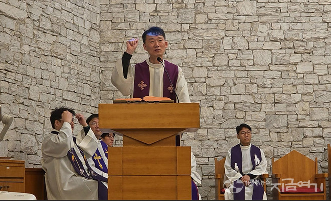 강론하고 있는 최재영 신부(의정부교구 정의평화위원회 위원장). ©경동현 기자