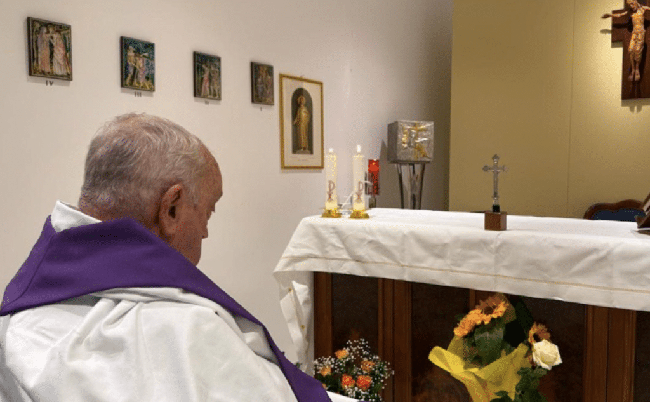 프란치스코 교종이 입원 후 처음으로 제멜리 병원 경당에서 미사를 공동 집전하는 모습. (사진 출처 = 바티칸 뉴스)<br>