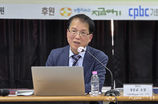 첫 번째 발제 '청소년 사목 지침서와 영유아 신앙교육 사례'를 발표하고 있는 정준교 소장(다음세대살림연구소).&nbsp;©경동현 기자