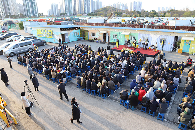 지난 4월 13일 안산 4·16세월호참사가족협의회 주차장에서 열린 세월호 참사 11주기 기억 예배. ©이재홍(4.16합창단)