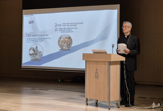 햇살사목센터 소장 조재연 신부가 첫 번째 발제를 하고 있다. (사진 제공 = 햇살사목센터)