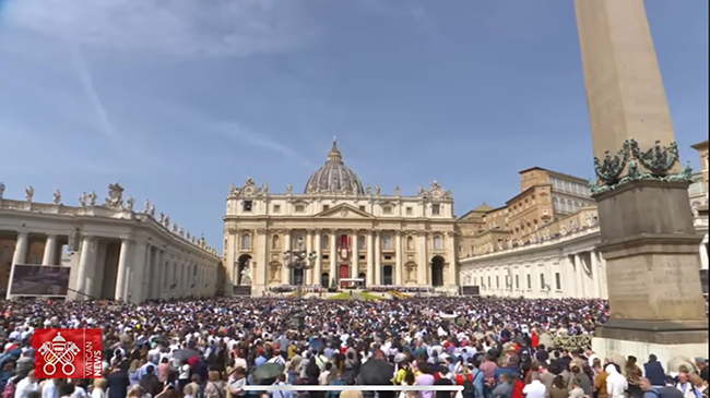 부활 대축일 다음 날 21일 아침 프란치스코 교종이 세상을 떠났다. 전날 성 베드로 광장에서 열린 주님 부활 대축일 낮 미사에서 그의 마지막 강론을 안젤로 코마스트리 추기경이 대독했다. (사진 출처 = Vatican news English가 유튜브 채널에 올린 동영상 갈무리)&nbsp;