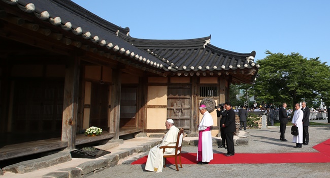 2014년 방한 당시, 김대건 신부 생가에서 기도하는 프란치스코 교황. (사진 출처 = 교황방한위)<br>