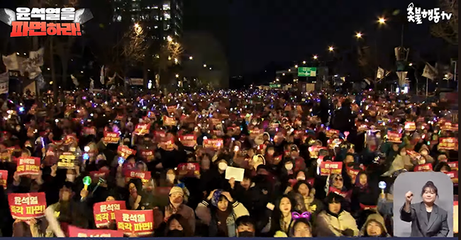 윤석열 전 대통령의 비상 계엄 이후 계속 이어진 집회에 2030 여성들이 응원봉을 들고 나와 새로운 문화와 연대의 장을 만들었다. (사진 출처 = 춧불행동tv가 유튜브 채널에 올린 동영상 갈무리)