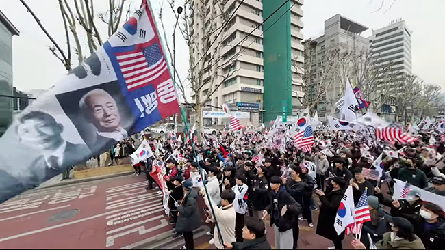 지난 3.1절, 신남성연대를 비롯한 2030 남성들이 태극기와 성조기를 들고 윤석열 탄핵 반대를 외치며 광화문광장으로 행진했다.&nbsp;
