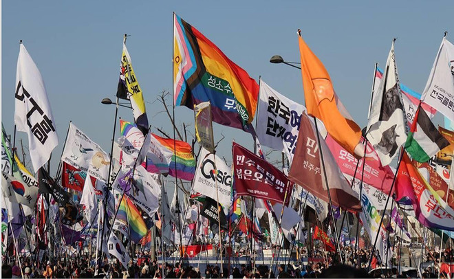 광장을 지켜 낸 수많은 깃발과 이야기들. (사진 제공 = 차제연)<br>