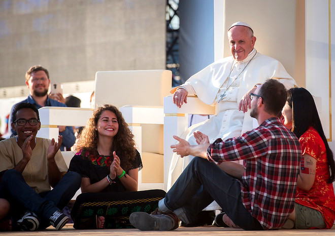 2016년 7월 30일 프란치스코 교종이 젊은이들의 이야기를 듣고 있는 모습. (사진 출처 =&nbsp;