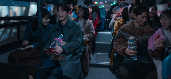 가끔 드라마의 해설이 어떤 아련한 향수를 뿜어낸다. 지금은 스마트폰을 보느라 고개를 푹 숙이지만, ‘모두 고개를 들었던 시절’이라는.&nbsp;(화면 출처 = '폭싹 속았수다' 갈무리)