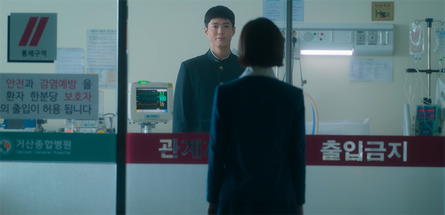 관식과 이별하는 애순. 예전의 모습으로 서로 마주하는 모습이 가슴 찡하게 한다.&nbsp;(화면 출처 = '폭싹 속았수다' 갈무리)