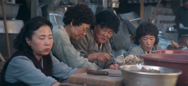 광례와 함께 물질했던 해녀 이모들은 애순을 정말로 아낀다. 나중에 애순이에게 챙겨 줄 전복을 아까워하는 듯한 표정을 지을 때, 왕언니가 말한다. “광례 똘(딸)이다.” 이에 “하도 오랜만이라 나도 만져만 봤수다. 만져만.”&nbsp;(화면 출처 = '폭싹 속았수다' 갈무리)