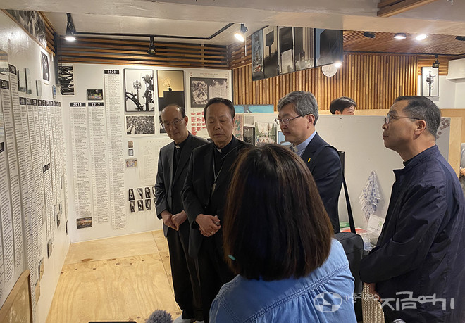 꿀잠 지하, 노동 운동의 역사를 정리한 전시를 살펴보는 주교들. ⓒ정현진 기자<br>