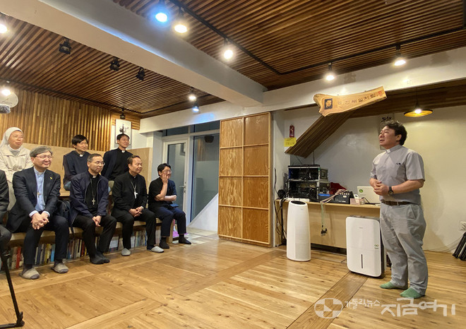 꿀잠에서는 퇴직한 남성들을 위한 요리 교실, '남자들의 부엌' 프로그램을 진행하고 있다. 이를 맡고 있는 김정대 신부(예수회)의 이야기를 들었다. ⓒ정현진 기자<br>