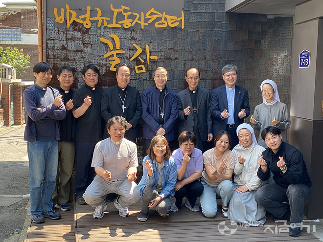 이날 함께한 꿀잠 식구들과 노동사목위원회 사제, 수도자 그리고 주교단. ⓒ정현진 기자