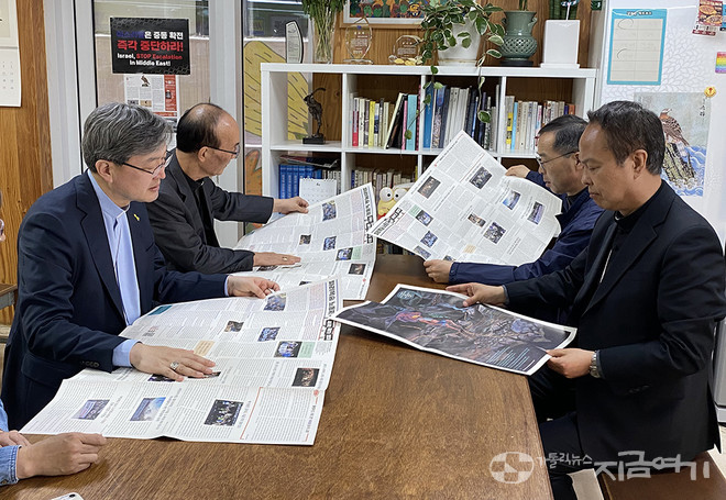 마무리 이야기를 나누기 전, 주교들은 꿀잠 소식지와 홍보 전단을 꼼꼼히 챙겨 봤다. 서상범 주교는 