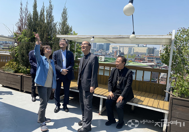 주교들은 꿀잠 건물 구조, 걸린 그림, 공간 하나하나에 관심을 갖고 이야기에 귀 기울였다. ⓒ정현진 기자<br>