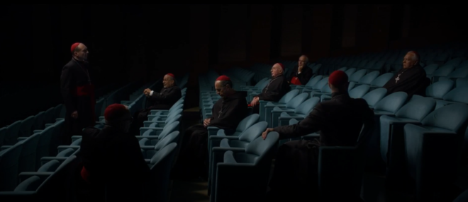 진보파의 회동. 이들은 교회의 반동을 걱정하며, 어떻게 벨리니 추기경을 차기 교황으로 선출할지 논의한다. (장면 출처 = '콘클라베' 갈무리)