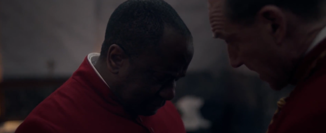 영화 속에서 말하듯, 최초의 흑인 교황은 좀 복잡한 함의를 갖는다. 아데예미가 대세였던 아침, 대화는 의미심장하다. 하지만 아데예미는 교황이 될 수 없었고, 로렌스를 그를 위로하며 기도해 준다.&nbsp;(장면 출처 = '콘클라베' 갈무리)