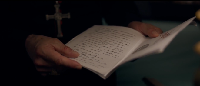 한참 흐느끼다 발견한 트렘블레이의 비리가 담긴 문건.&nbsp;(장면 출처 = '콘클라베' 갈무리)