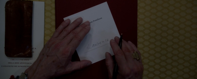 자신의 이름을 적어 가는 로렌스.&nbsp;(장면 출처 = '콘클라베' 갈무리)