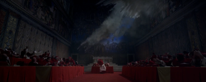 요한 24세를 향해 서서히 걸어가던 로렌스. 그때 시스티나 경당 지붕이 부서지는 폭발은 강력한 하늘의 신호와 같았다.&nbsp;(장면 출처 = '콘클라베' 갈무리)