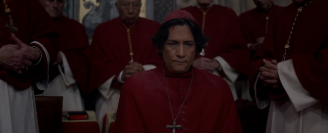 교황에 선출된 비밀 추기경 베니테스. 결과적으로 로렌스는 자신의 임무를 잘 마무리한다. 전임 교황이 사임을 허용하지 않으면서 그에게 부여한 쓰임이었으리라.&nbsp;(장면 출처 = '콘클라베' 갈무리)