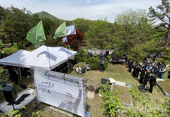 추모 미사 뒤에 이어진 양회동 씨의 추모제. ⓒ정현진 기자<br>