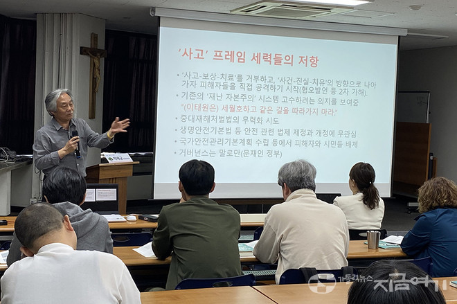 박래군 운영위원장은 한국 사회 재난 프레임(틀)의 변화에 대한 세월호 참사의 의미를 설명했다. 그는 시민 사회의 연대와 인식 변화에도 제도적, 법적 장치가 없다면 여전히 참사는 '사고'에 머물 것이라고 말했다. ⓒ정현진 기자<br>