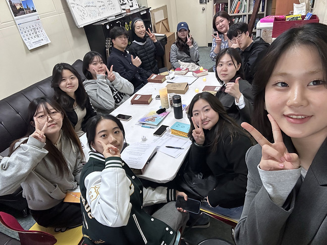 동아리 방에 모인 반촌 회원들. 반촌은 성균관을 중심으로 형성된 마을 이름에서 유래했다. (사진 제공 =&nbsp;성균관대 가톨릭학생회 반촌)