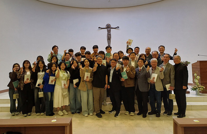 4월 30일 가르멜 영성문화센터에서 성균관대 가톨릭 학생회 반촌 재학생과 동문들이 동아리 방 유지 결정을 축하하는 미사를 봉헌했다. (사진 제공 = 성균관대 가톨릭학생회 반촌)<br>