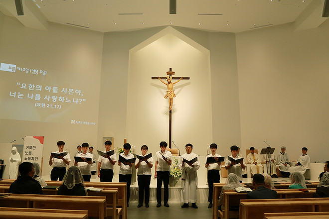 미사에서 특송을 부른 밀알회 신학생과 부제. (사진 제공 = 인천교구 노동사목부)
