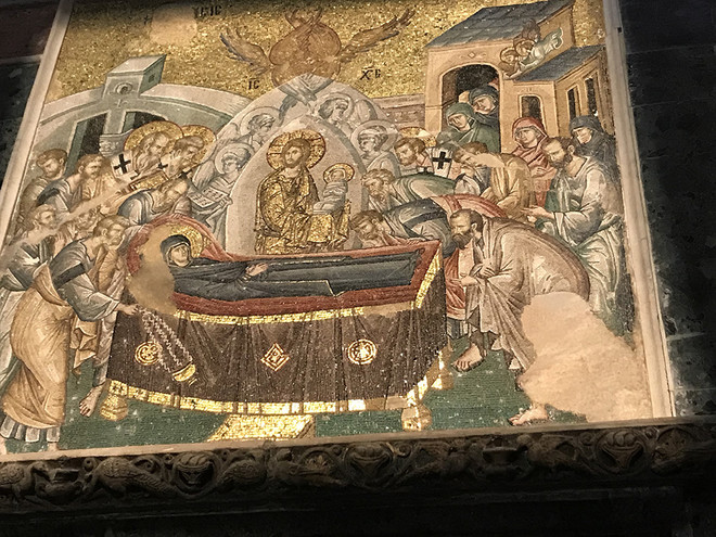 예수 부활 이후의 성모님 모습은 주로 초대 교회 공동체와 함께하는 모습입니다. 부활의 아침, 와서 아침을 들라 하신 예수님처럼, 늘, 우리와 함께, 우리 안에서 밥을 지으시는 성모님을 상상하는 성모의 달에 더 깊이 공동체 속으로 다가가고 싶어집니다. 사진은 이스탄불의 초라 성당(Chora Church) 벽화입니다.&nbsp;ⓒ박정은<br>