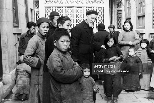 난민을 돌보는 자퀴노 신부의 모습. 아이들은 당시 그를 ‘주머니 할아버지’라고 불렀다 한다. 그의 주머니에서 항상 달콤한 사탕이 나왔기 때문이다. 그는 사탕으로 전쟁으로 무서워하는 아이들을 달랬다. 그의 이야기는 오늘날 상해사범대학 학생들에게도 전해졌다. 그들은 그의 이야기를 그림책 “주머니 할아버지”(口袋里的爷爷)로 만들었다. 애니메이션으로도 만들어져 중국·영국·일본·프랑스 네 개 언어로 발표되었다. 상해 남시 난민 구역의 증인을 찾는 일은 지금도 계속되고 있다고 한다. (이미지 출처 = gettyimages.fr)