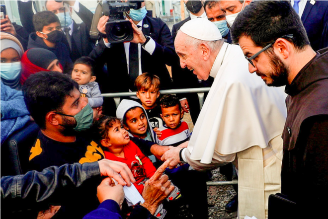 프란치스코&nbsp;교종이 2021년 12월 5일 그리스 레스보스 섬에 있는 난민과 이주민을 위한 마브로부니 수용소를 방문해 이주민들을 만나고 있다. (사진 출처 = CNS, 로이터, 굴리에모 만자파네)<br>
