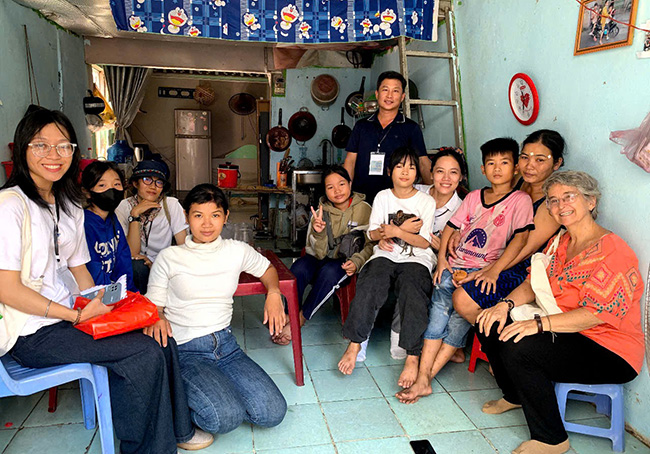 현장 체험지인 가난한 이주 노동자 주거 밀집 지역을 방문한 참가자들. (사진 출처 = YIFV)<br>