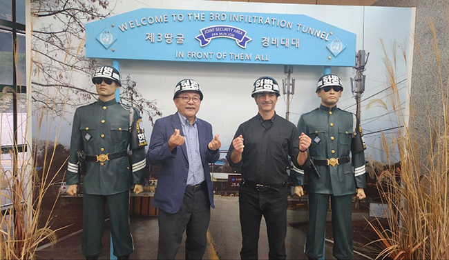 DMZ 평화 순례 여정에서 팍스크리스티코리아 이성훈 공동 대표와 아우구스토 잠피니 신부. (사진 제공 = 팍스크리스티코리아)