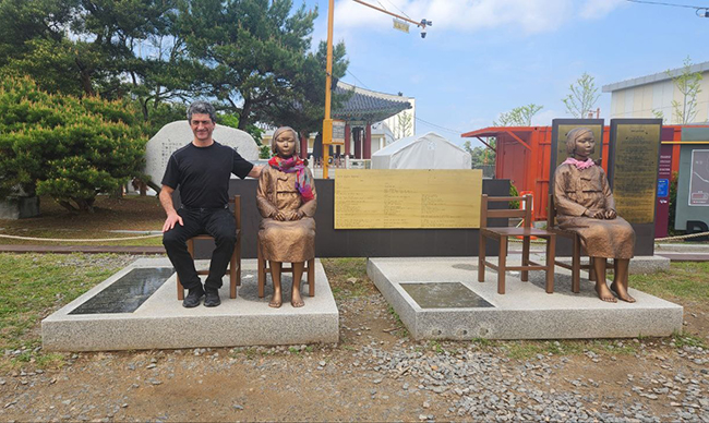 아우구스토 잠피니 신부와 평화의 소녀상. (사진 제공 = 팍스크리스티코리아)<br>