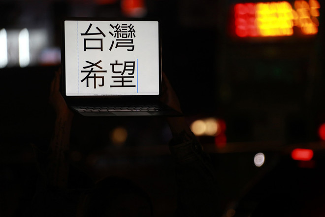 대만전력공사 앞에서 열린 집회에서 일본에서 참가한 한 탈핵 활동가가 노트북으로 "대만 희망"이라는 상징적 문자를 보여 주고 있었다.&nbsp;©장영식<br>